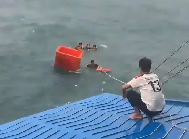 Cứu 4 ngư dân chìm tàu nhiều giờ trôi dạt trên biển - Ảnh 1.