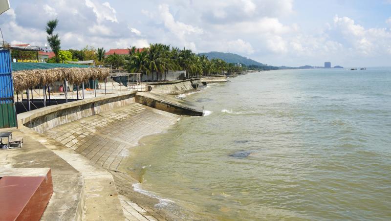 Kè biển Hải Tiến đối mặt nguy cơ sạt lở nghiêm trọng trước bão số 9 - Ảnh 2. Kè biển Hải Tiến đối mặt nguy cơ sạt lở nghiêm trọng trước bão số 9 - Ảnh 2.