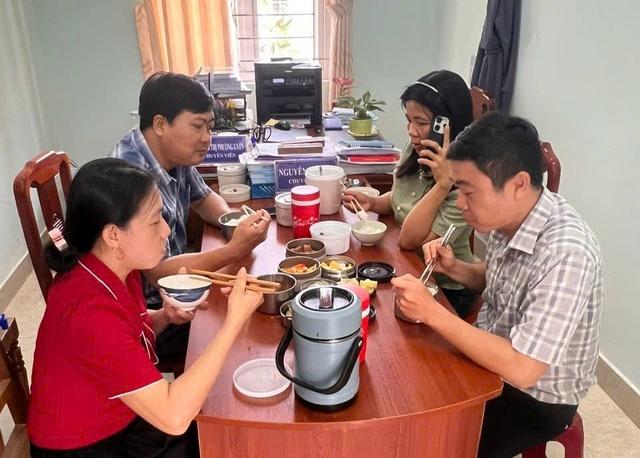 Công chức xã đùm cơm đi làm: 'Nói vui đây là nền kinh tế chia sẻ'- Ảnh 2. Công chức xã đùm cơm đi làm: 'Nói vui đây là nền kinh tế chia sẻ'- Ảnh 2.