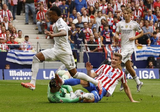 Sai lầm nghiêm trọng phá hỏng ‘phép thuật’ của HLV Alonso, Real Madrid thua thảm trận derby- Ảnh 1.