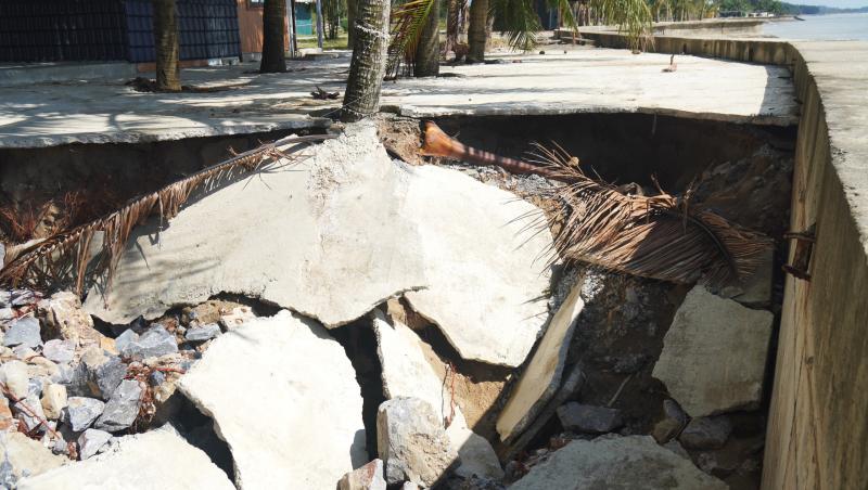 Kè biển Hải Tiến đối mặt nguy cơ sạt lở nghiêm trọng trước bão số 9 - Ảnh 17. Kè biển Hải Tiến đối mặt nguy cơ sạt lở nghiêm trọng trước bão số 9 - Ảnh 17.