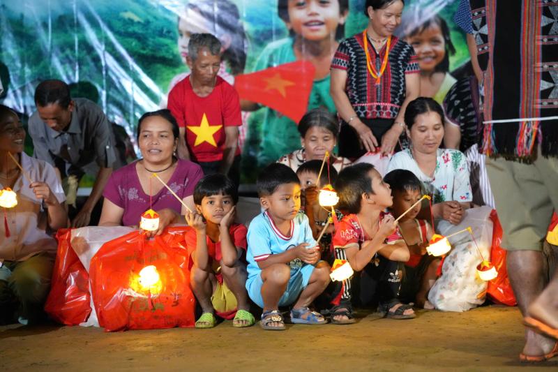 Thắp đèn lồng giữa đại ngàn, băng rừng mang Trung thu đến trẻ em biên giới - Ảnh 7.
