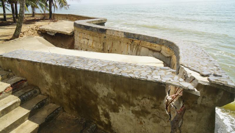 Kè biển Hải Tiến đối mặt nguy cơ sạt lở nghiêm trọng trước bão số 9 - Ảnh 9. Kè biển Hải Tiến đối mặt nguy cơ sạt lở nghiêm trọng trước bão số 9 - Ảnh 9.