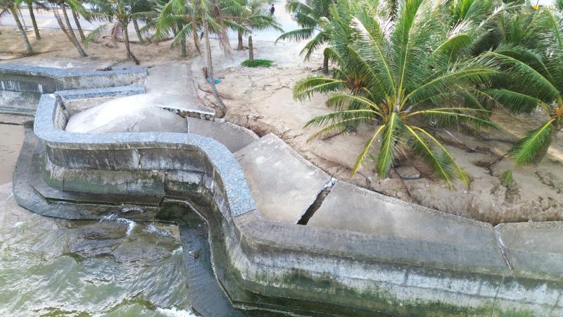 Kè biển Hải Tiến đối mặt nguy cơ sạt lở nghiêm trọng trước bão số 9 - Ảnh 12. Kè biển Hải Tiến đối mặt nguy cơ sạt lở nghiêm trọng trước bão số 9 - Ảnh 12.