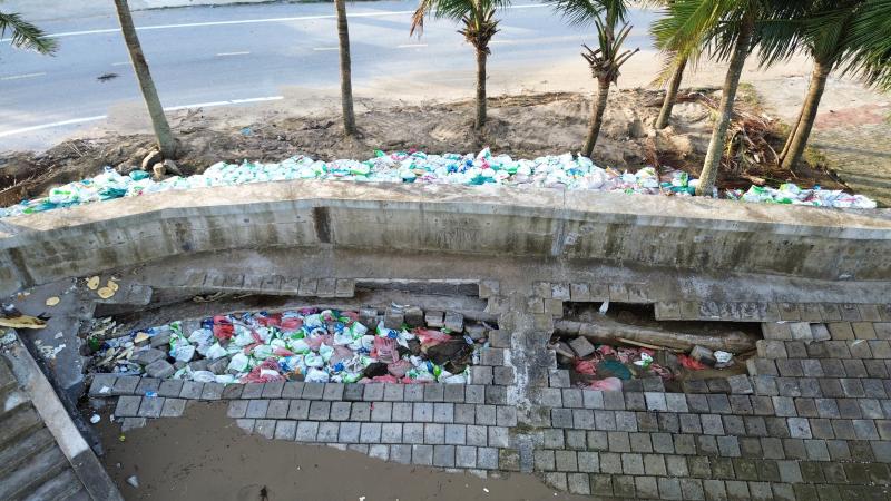Kè biển Hải Tiến đối mặt nguy cơ sạt lở nghiêm trọng trước bão số 9 - Ảnh 10. Kè biển Hải Tiến đối mặt nguy cơ sạt lở nghiêm trọng trước bão số 9 - Ảnh 10.