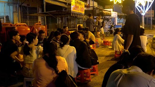 Món ngon mùi nhớ đất Tây Đô: Xe tàu hũ hơn 20 năm chỉ bán giữa khuya - Ảnh 4.