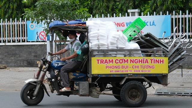 Người lạ túc trực 24/24 bên 'hiệp sĩ Minh cô đơn': Ấm áp tình người giữa bệnh viện - Ảnh 2. Người lạ túc trực 24/24 bên 'hiệp sĩ Minh cô đơn': Ấm áp tình người giữa bệnh viện - Ảnh 2.