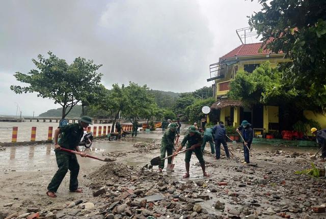 Bão số 10: Bộ đội biên phòng dầm mưa giúp dân vùng đặc khu Cù Lao Chàm- Ảnh 2. Bão số 10: Bộ đội biên phòng dầm mưa giúp dân vùng đặc khu Cù Lao Chàm- Ảnh 2.