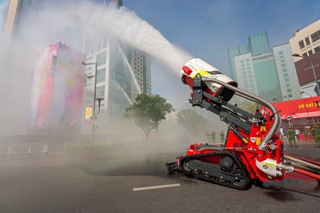 'Tiểu xe tăng' robot TAF35 chữa cháy của lực lượng Công an TP.HCM- Ảnh 1. 'Tiểu xe tăng' robot TAF35 chữa cháy của lực lượng Công an TP.HCM- Ảnh 1.