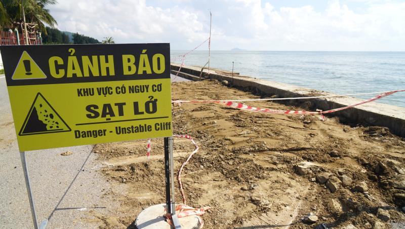 Kè biển Hải Tiến đối mặt nguy cơ sạt lở nghiêm trọng trước bão số 9 - Ảnh 3. Kè biển Hải Tiến đối mặt nguy cơ sạt lở nghiêm trọng trước bão số 9 - Ảnh 3.