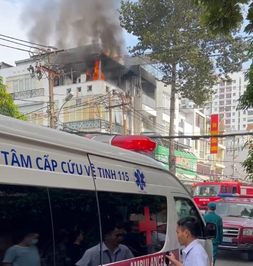 Cháy công ty kiểm nghiệm thực phẩm khiến dân cư nháo nhào- Ảnh 1.