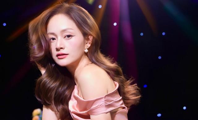 Diễn viên Lan Phương địu con đến phiên tòa xử ly hôn với chồng Tây - Ảnh 1.