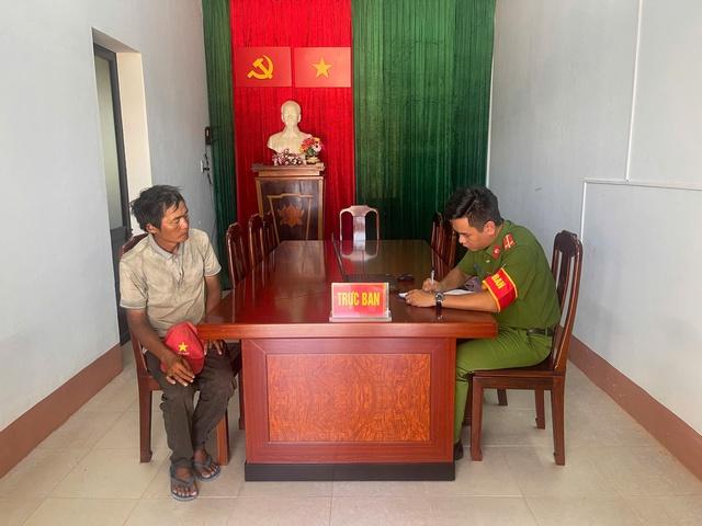 Người đàn ông đi lạc 10 ngày được công an hỗ trợ đưa về quê- Ảnh 1. Người đàn ông đi lạc 10 ngày được công an hỗ trợ đưa về quê- Ảnh 1.