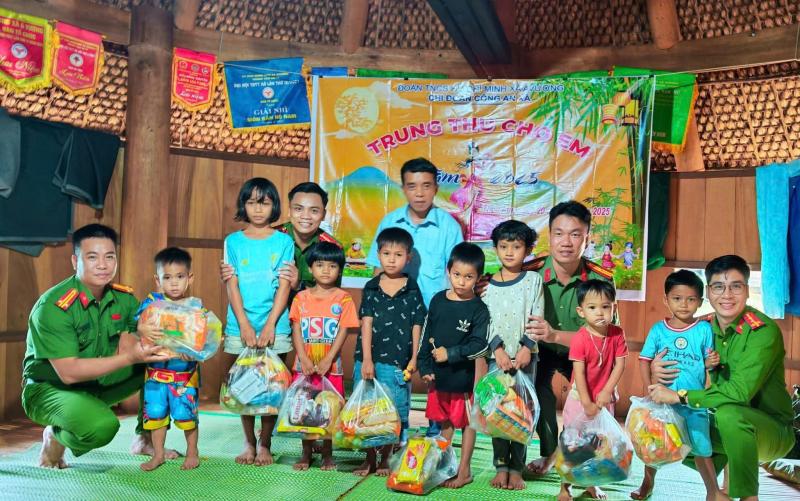 Thắp đèn lồng giữa đại ngàn, băng rừng mang Trung thu đến trẻ em biên giới - Ảnh 13.