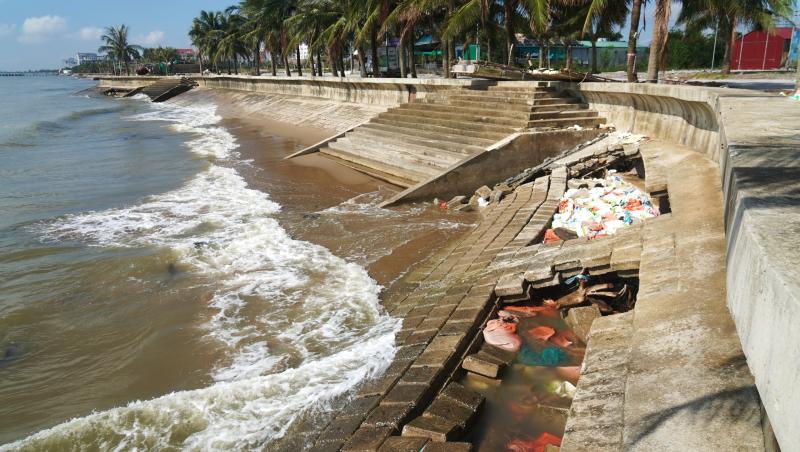 Kè biển Hải Tiến đối mặt nguy cơ sạt lở nghiêm trọng trước bão số 9 - Ảnh 4. Kè biển Hải Tiến đối mặt nguy cơ sạt lở nghiêm trọng trước bão số 9 - Ảnh 4.