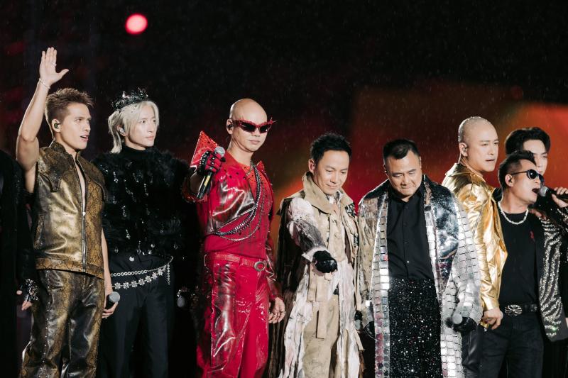 NSND Hữu Quốc gặp tai nạn trên đường đến diễn concert 'Anh trai vượt ngàn chông gai' - Ảnh 17.