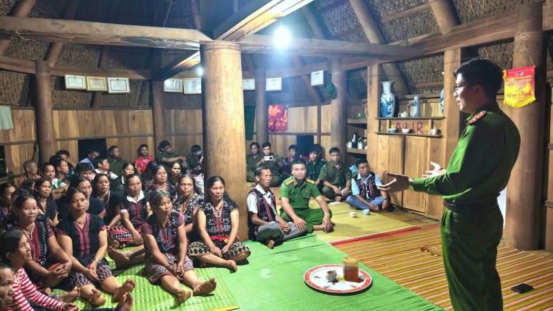 Thắp đèn lồng giữa đại ngàn, băng rừng mang Trung thu đến trẻ em biên giới - Ảnh 11.