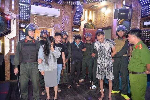 Gia Lai: Đột kích loạt tụ điểm ‘bay lắc’, đưa 148 người về trụ sở công an- Ảnh 1. Gia Lai: Đột kích loạt tụ điểm ‘bay lắc’, đưa 148 người về trụ sở công an- Ảnh 1.