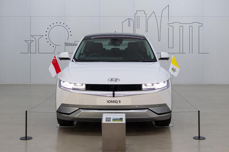 Mercedes-Benz G 580 EQ,  Giao hoang,  Leo XIV,  Hyundai Ioniq 5,  Francis,  Giao hoang Francis,  Giao hoang Leo XIV,  xe dien,  ev,  hyundai,  singapore anh 4