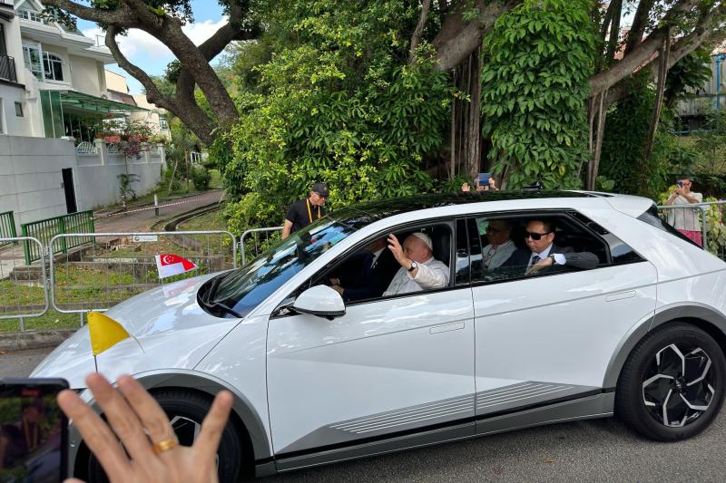 Mercedes-Benz G 580 EQ,  Giao hoang,  Leo XIV,  Hyundai Ioniq 5,  Francis,  Giao hoang Francis,  Giao hoang Leo XIV,  xe dien,  ev,  hyundai,  singapore anh 2