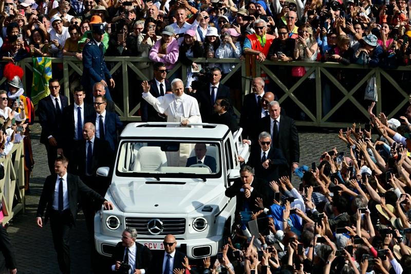 Mercedes-Benz G 580 EQ,  Giao hoang,  Leo XIV,  Hyundai Ioniq 5,  Francis,  Giao hoang Francis,  Giao hoang Leo XIV,  xe dien,  ev,  hyundai,  singapore anh 6