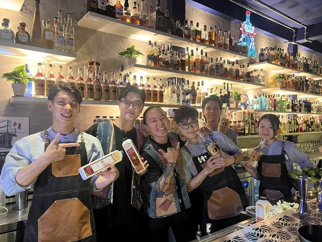 Bartender Nguyễn Phú Cường tổ chức bán cocktail gây qũy tặng máy tính cho trường miền núi - Ảnh 1. Bartender Nguyễn Phú Cường tổ chức bán cocktail gây qũy tặng máy tính cho trường miền núi - Ảnh 1.