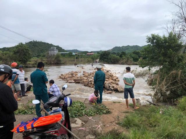 Hơn 1 . 500 Người dân thôn Mơ Nang bị cô lập do mưa lũ nghiêm trọng - Ảnh 1. Hơn 1 . 500 Người dân thôn Mơ Nang bị cô lập do mưa lũ nghiêm trọng - Ảnh 1.