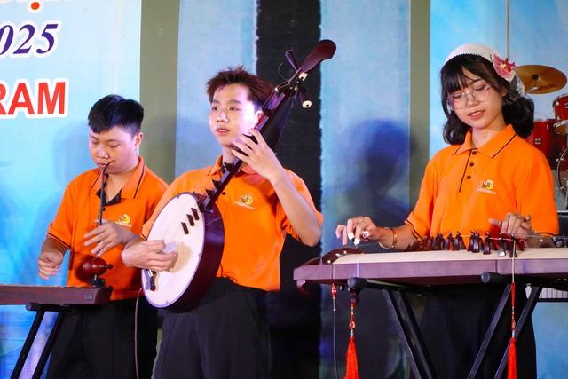 Sinh viên mang sáo, đàn tranh, đàn nguyệt... biểu diễn ở bến Ninh Kiều- Ảnh 2. Sinh viên mang sáo, đàn tranh, đàn nguyệt... biểu diễn ở bến Ninh Kiều- Ảnh 2.