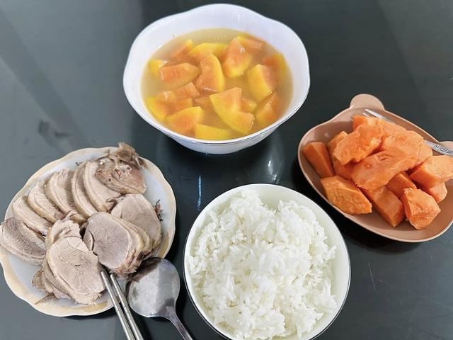 Chồng chăm sóc vợ ở cữ với tình yêu thương và sự sẻ chia Trong gia đình - Ảnh 1. Chồng chăm sóc vợ ở cữ với tình yêu thương và sự sẻ chia Trong gia đình - Ảnh 1.