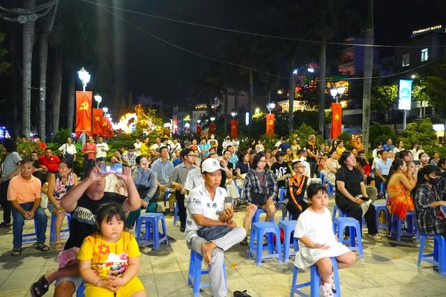 Sinh viên mang sáo, đàn tranh, đàn nguyệt... biểu diễn ở bến Ninh Kiều- Ảnh 3. Sinh viên mang sáo, đàn tranh, đàn nguyệt... biểu diễn ở bến Ninh Kiều- Ảnh 3.
