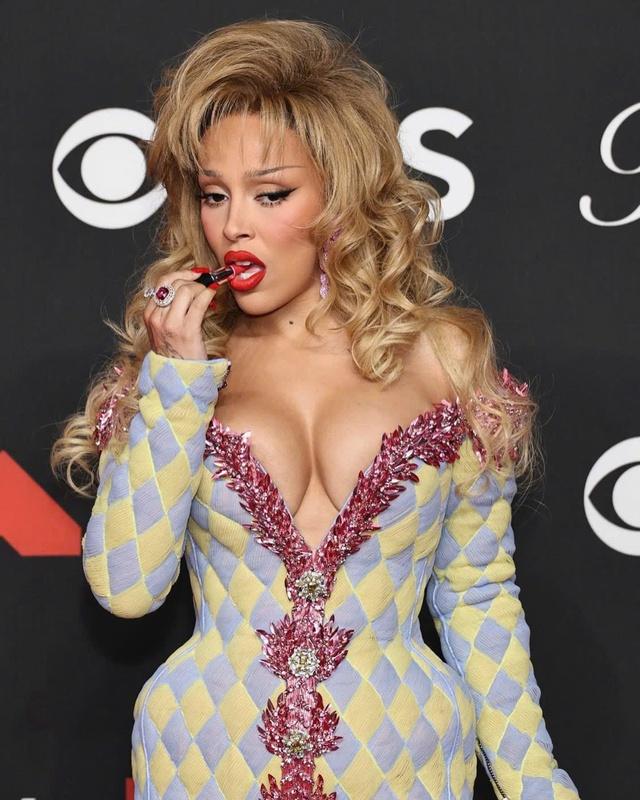 Doja Cat bị chê 'lố bịch' khi xuất hiện gây sốc trên thảm đỏ MTV VMAs 2025 - Ảnh 1.