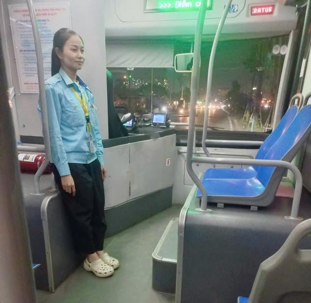 - Ảnh 2. 'Mưa tim' cho tiếp viên xe buýt giúp đỡ hành khách bị ngất - Ảnh 2.
