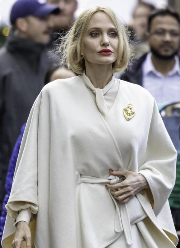 Angelina Jolie ngày càng khó nhận ra với gương mặt gầy hốc hác  - Ảnh 1.