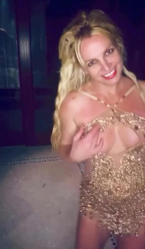 Britney Spears khiến khán giả lo ngại khi sống trong biệt thự toàn rác  - Ảnh 3.