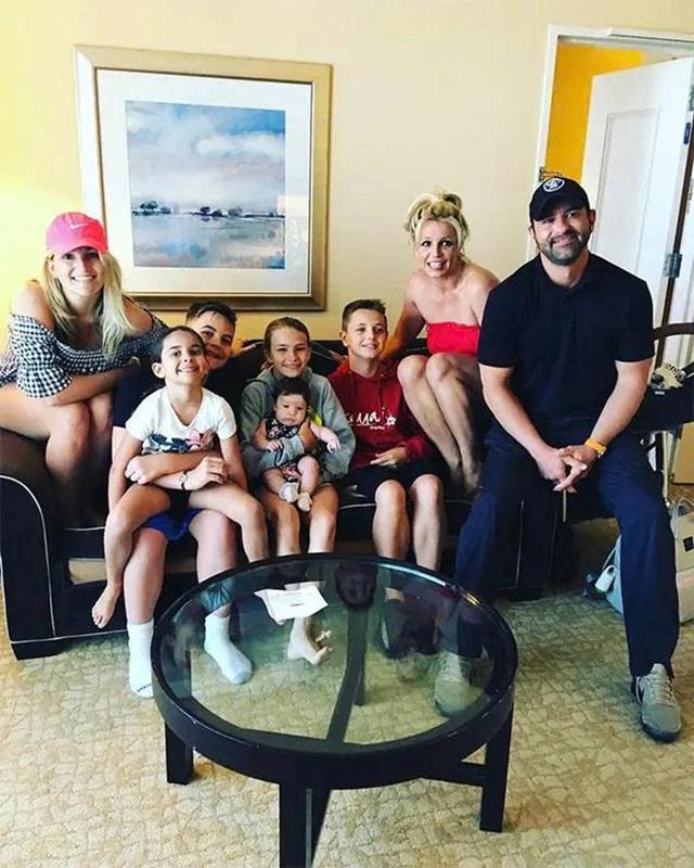 Hậu chấm dứt quyền bảo hộ, mối quan hệ của Britney Spears với gia đình ra sao? - Ảnh 4.