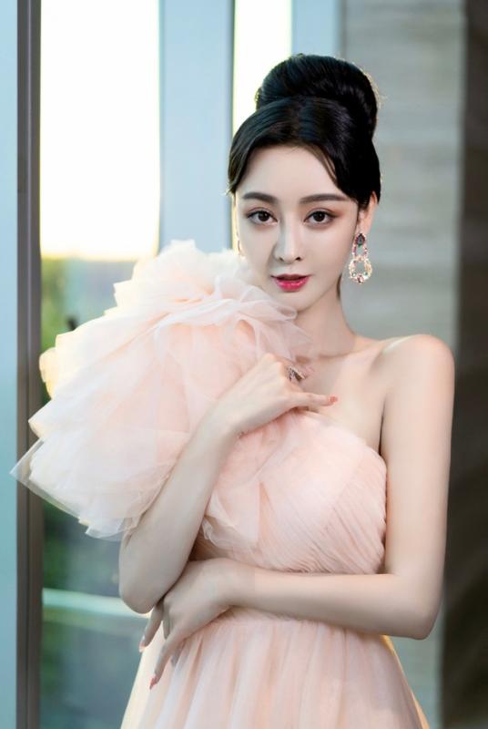 Cô gái từng chi tiền tỉ để phẫu thuật giống Phạm Băng Băng giờ ra sao? - Ảnh 4.