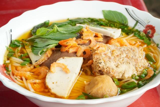 Quán bún riêu 40 năm núp hẻm của vợ chồng nghèo 'phóng khoáng' miền Tây- Ảnh 4. Quán bún riêu 40 năm núp hẻm của vợ chồng nghèo 'phóng khoáng' miền Tây- Ảnh 4.