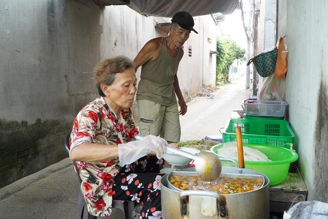 Quán bún riêu 40 năm núp hẻm của vợ chồng nghèo 'phóng khoáng' miền Tây- Ảnh 1. Quán bún riêu 40 năm núp hẻm của vợ chồng nghèo 'phóng khoáng' miền Tây- Ảnh 1.