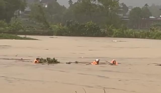 Đại úy công an lao ra dòng lũ cứu người dân bị cuốn trôi ở Phú Thọ - Ảnh 1. Đại úy công an lao ra dòng lũ cứu người dân bị cuốn trôi ở Phú Thọ - Ảnh 1.