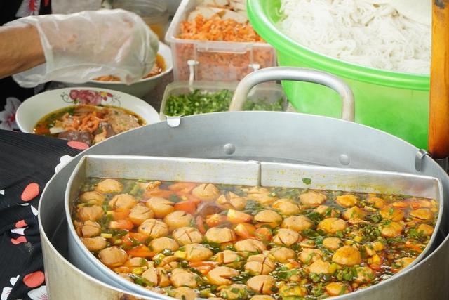 Quán bún riêu 40 năm núp hẻm của vợ chồng nghèo 'phóng khoáng' miền Tây- Ảnh 5. Quán bún riêu 40 năm núp hẻm của vợ chồng nghèo 'phóng khoáng' miền Tây- Ảnh 5.