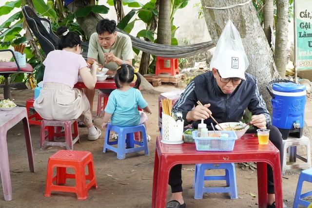 Quán bún riêu 40 năm núp hẻm của vợ chồng nghèo 'phóng khoáng' miền Tây- Ảnh 2. Quán bún riêu 40 năm núp hẻm của vợ chồng nghèo 'phóng khoáng' miền Tây- Ảnh 2.