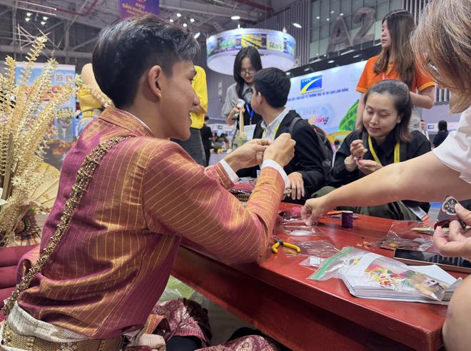 Trai đẹp Thái Lan hồi sinh vải thất truyền 400 năm gây 'sốt' hội chợ du lịch- Ảnh 6. Trai đẹp Thái Lan hồi sinh vải thất truyền 400 năm gây 'sốt' hội chợ du lịch- Ảnh 6.
