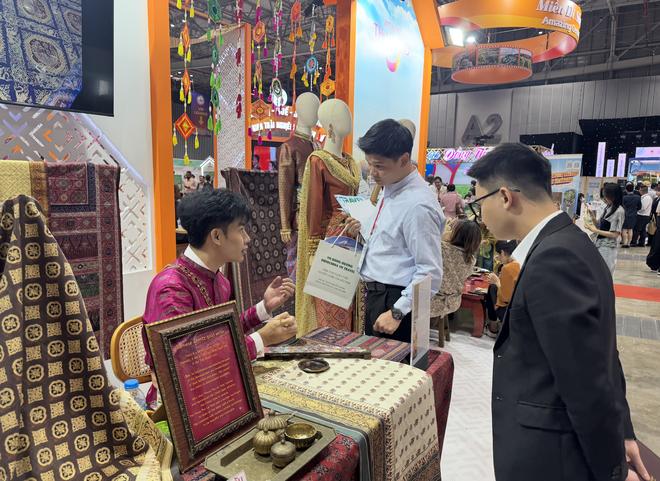 Trai đẹp Thái Lan hồi sinh vải thất truyền 400 năm gây 'sốt' hội chợ du lịch- Ảnh 8. Trai đẹp Thái Lan hồi sinh vải thất truyền 400 năm gây 'sốt' hội chợ du lịch- Ảnh 8.