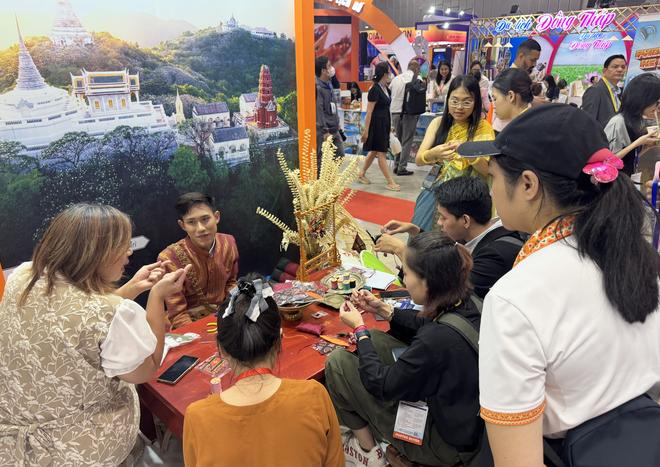 Trai đẹp Thái Lan hồi sinh vải thất truyền 400 năm gây 'sốt' hội chợ du lịch- Ảnh 7. Trai đẹp Thái Lan hồi sinh vải thất truyền 400 năm gây 'sốt' hội chợ du lịch- Ảnh 7.
