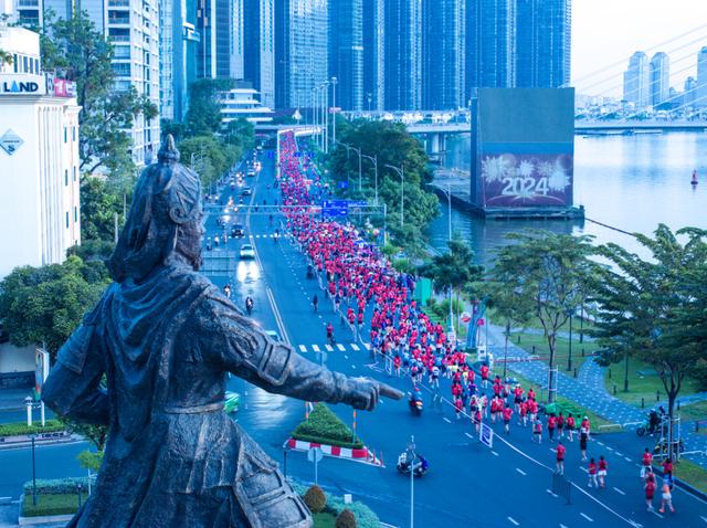 Giải marathon quốc tế TP.HCM 2025: 18.000 bước chân qua 17 địa danh biểu tượng- Ảnh 1. Giải marathon quốc tế TP.HCM 2025: 18.000 bước chân qua 17 địa danh biểu tượng- Ảnh 1.