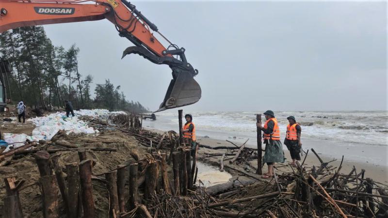 Bão số 10: Hà Tĩnh gấp rút sơ tán dân, thủy điện Hố Hô xả tràn- Ảnh 1. Bão số 10: Hà Tĩnh gấp rút sơ tán dân, thủy điện Hố Hô xả tràn- Ảnh 1.