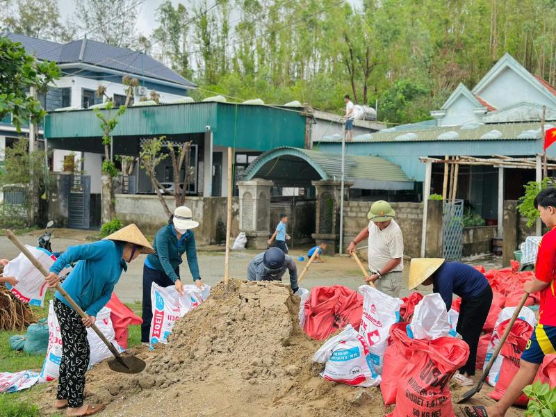 Bão số 10: Hà Tĩnh gấp rút sơ tán dân, thủy điện Hố Hô xả tràn- Ảnh 12. Bão số 10: Hà Tĩnh gấp rút sơ tán dân, thủy điện Hố Hô xả tràn- Ảnh 12.