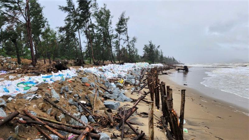 Bão số 10: Hà Tĩnh gấp rút sơ tán dân, thủy điện Hố Hô xả tràn- Ảnh 2. Bão số 10: Hà Tĩnh gấp rút sơ tán dân, thủy điện Hố Hô xả tràn- Ảnh 2.