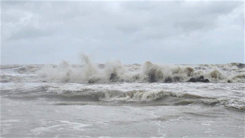 Bão số 10: Hà Tĩnh gấp rút sơ tán dân, thủy điện Hố Hô xả tràn- Ảnh 3. Bão số 10: Hà Tĩnh gấp rút sơ tán dân, thủy điện Hố Hô xả tràn- Ảnh 3.