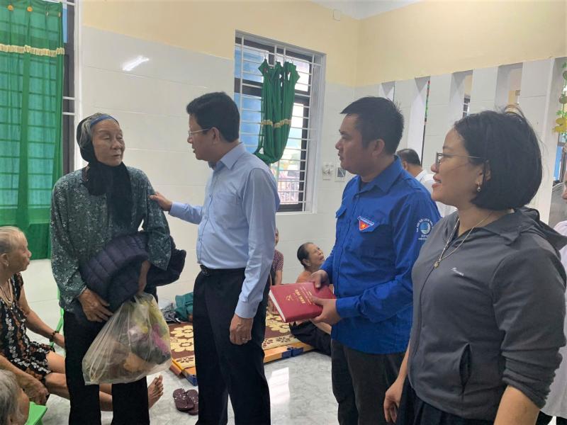 Bão số 10: Hà Tĩnh gấp rút sơ tán dân, thủy điện Hố Hô xả tràn- Ảnh 4. Bão số 10: Hà Tĩnh gấp rút sơ tán dân, thủy điện Hố Hô xả tràn- Ảnh 4.